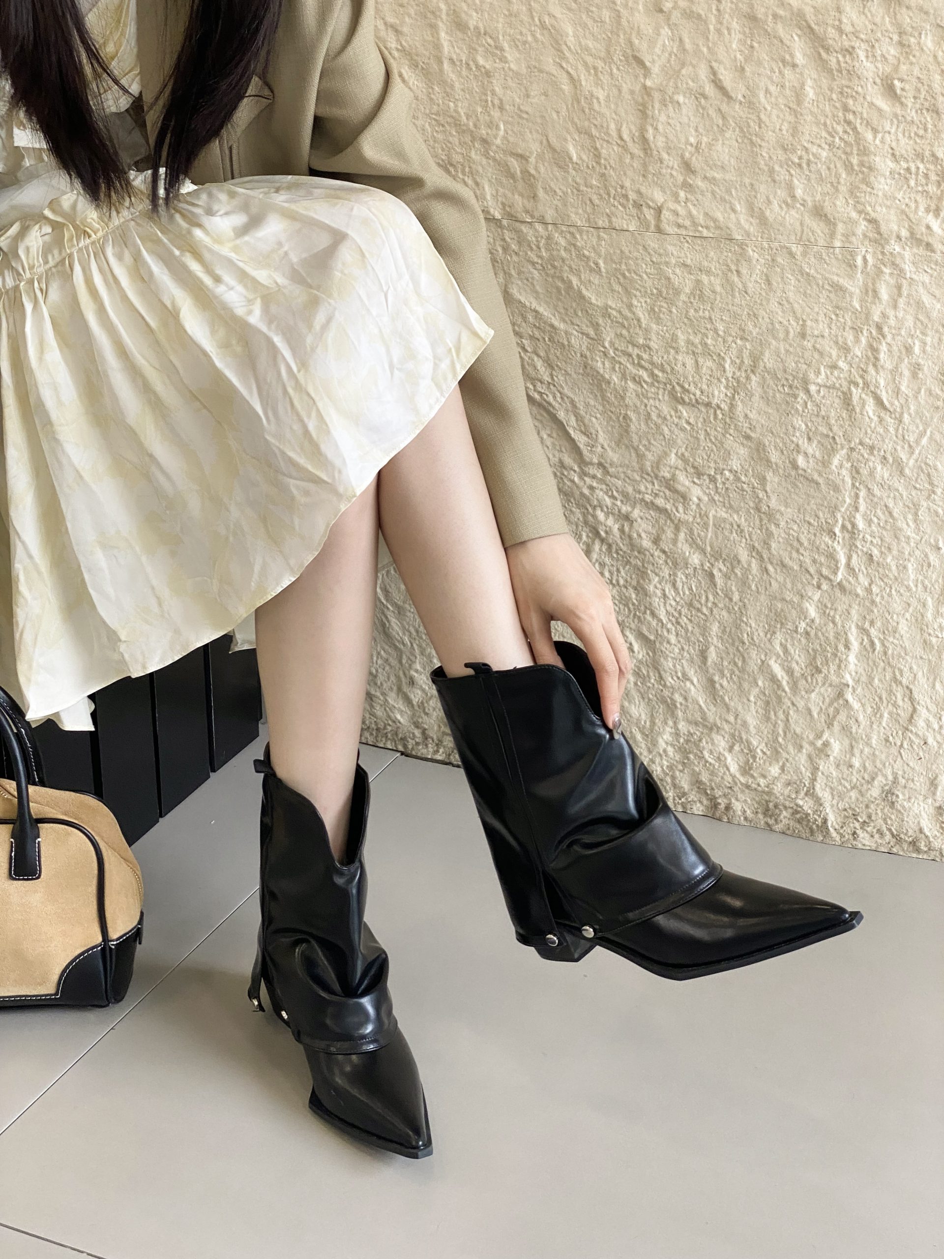 Korean Style Pointed Toe V-Cut Barrel Boots 2024 Autumn Winter Chunky Heel Mid Calf Short Boots Fashion Versatile Barrel Design Boots - Image 2